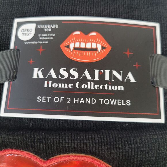 Set of  2 Vampire Shiny Lips Fangs Black Hand Towels Red Blood Halloween Gothic - Picture 5 of 10